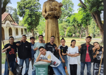 Gotong royong membersihkan halaman dan ruangan gereja/Dok.Istimewa.