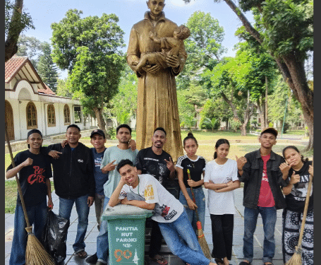 Gotong royong membersihkan halaman dan ruangan gereja/Dok.Istimewa.