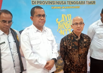 Wakil Menteri Pendidikan Dasar dan Menengah Atip Lalipulhayat (kedua kanan) didampingi Gubernur NTT Melki Laka Lena (kedua kiri), Wakl Gubernur NTT Johni Asadoma (kanan) dan Kadis Pendidikan NTT Ambros Kodo saat memberikan keterangan kepada wartawan di Kupang, Rabu (6/8/2025).