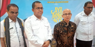 Wakil Menteri Pendidikan Dasar dan Menengah Atip Lalipulhayat (kedua kanan) didampingi Gubernur NTT Melki Laka Lena (kedua kiri), Wakl Gubernur NTT Johni Asadoma (kanan) dan Kadis Pendidikan NTT Ambros Kodo saat memberikan keterangan kepada wartawan di Kupang, Rabu (6/8/2025).